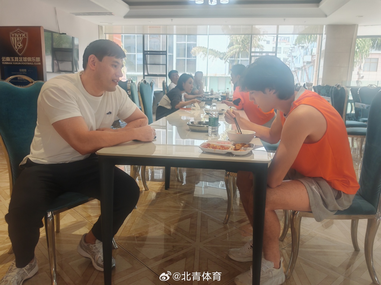 布尼亚明:我父亲状态很好很多人以为是我哥 他提醒我一定要自律